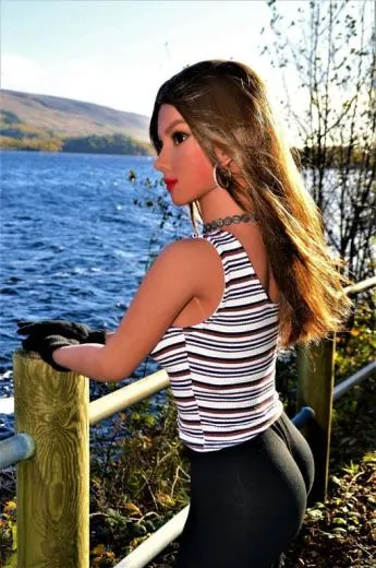 Hellen Lake 155 cm krleksdocka